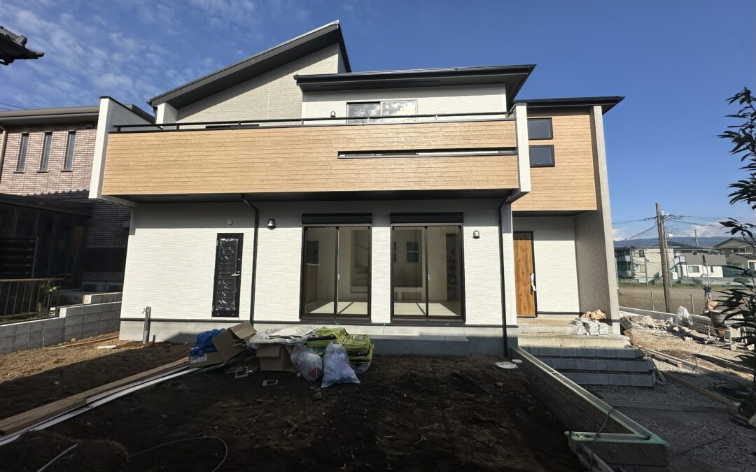 １２／１９価格改定！早くも残り２棟！【ご成約の方に商品券やオプション特典あり♪】■全棟ＬＤＫ１７帖以上■ウォークインクローゼットなど豊富な収納■駐車スペース２台以上可能《三島市谷田　新築分譲住宅全３棟販売》