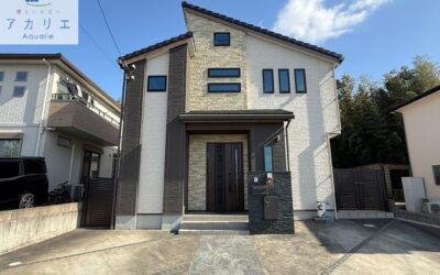 ２／１０新着！【弊社売主物件！】■広々ＬＤＫ２１帖以上■屋根裏収納やシューズクロークなど豊富な収納■リビングを見渡せる対面式カウンターキッチン■駐車スペース３台可能《三島市谷田　中古住宅１棟販売》